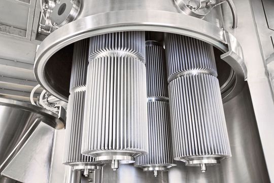 During cleaning, the large cartridges of the dryer rotate while being lowered and raised again at the same time. During cleaning, the large cartridges of the dryer rotate while being lowered and raised again at the same time.