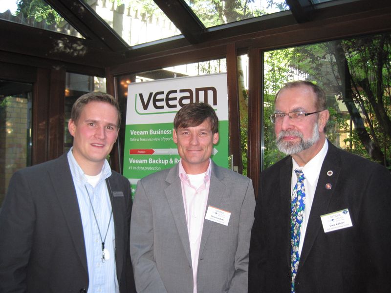 Hendrik Bardowicks (l.) und Thomas Behr (beide veeam) mit Uwe Kaßner (GSD Software Design) (Bild: IT-BUSINESS)