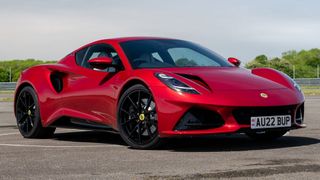 Der Lotus Emira kommt im August zu Preisen von rund 96.000 Euro auf den Markt. (Bild: Jarowan Power/Lotus)