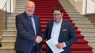 Albert Vetterl, Präsident des Kfz-Gewerbes Bayern (l.), überreicht den offenen Brief der E-Fuel Alliance, die in Brüssel für eine Technologieoffenheit wirbt. Der ZDK ist Mitglieder der E-Fuel Alliance.  (Bild: Kfz-Gewerbe Bayern)