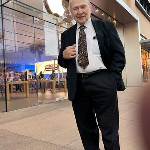 Ronald Wayne im Oktober 2024 vor einem Apple Store.(Bild:  RGW Photo /Casrgw / CC BY-SA )