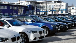 Zuletzt lief es insbesondere beim Verkauf von Gebrauchtwagen wieder besser und verhalf mehr Händler als gedacht zu höheren Umsätzen aus dem Geschäftsfeld. (Bild: Wehner/»kfz-betrieb«)