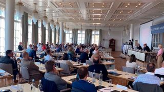 Das Programm zum 16. Deutschen Autorechtstag auf dem Petersberg bei Königswinter steht. Wieder geht es um spannende und aktuelle Rechtsprechungen und Regeln, die die Automobilbranche betreffen. Anmeldungen für die zweitägige Veranstaltung (20. und 21. März 2023) sind ab sofort möglich. (Bild: »kfz-betrieb«/Pfaff)