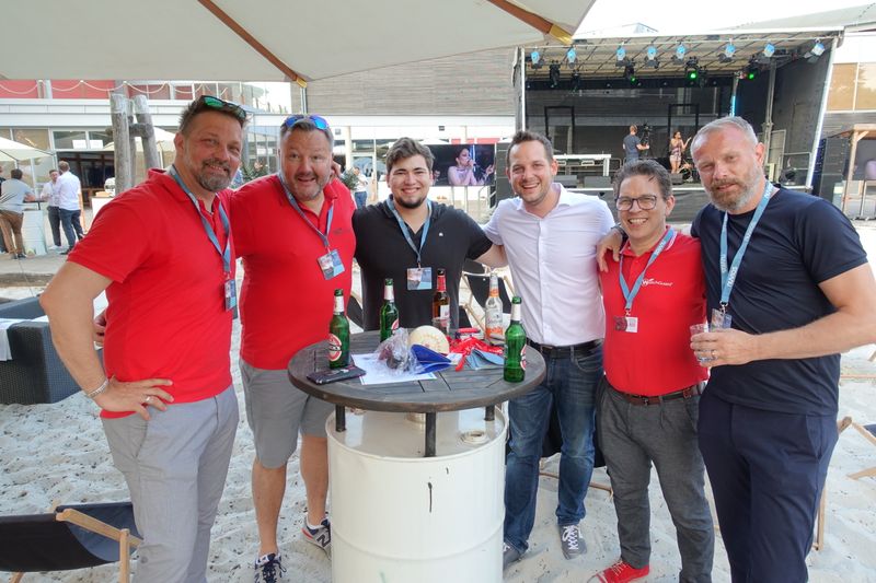 (v. l.) Peter Lammert und Matthias Jessen (Watchguard), Lukas Göcke und Christian Schröder (Nuvias), Sebastian Kupsa (Watchguard) und Matthias Stuhlmacher (Nuvias) hätten gerne mehr von dem gegrillten Fleisch gehabt. (Bild: IT-BUSINESS)