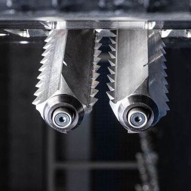 ... Die verzahnten Schneidkanten brechen die Schlacke auf und die durchgängigen schaben sie ab. Das ist das Schrupp-Schlicht-Prinzip des Trutool TSC 200 von Trumpf. (Bild: Trumpf)