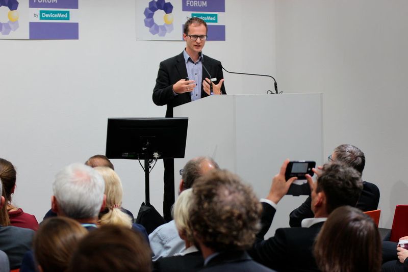 Wie die Wild-Gruppe als Auftragsfertiger für Elektronik, Optik, Feinmechanik und Software die MDR effizient umsetzt, erklärte Wolfgang Stiegmaier den Zuhörern im bis auf den letzten Platz belegten Compamed Suppliers Forum by Devicemed. (Reinhardt / Devicemed)