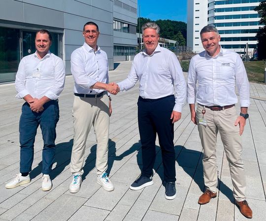 Andreas Lindemann, Geschäftsführer der Neura Mobile Robots (zweiter von rechts), schließt die Übernahme ab. Er und sein Managementteam haben umfassende Pläne für das fahrerlose Transportsystem von Bosch Rexroth.(Bild:  Neura Robotics)