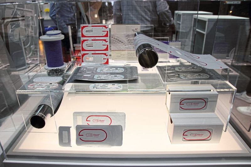 Harro Höfliger zeigte u. a. Nahtmaterialien ... (Bild: Breunig – VCG)