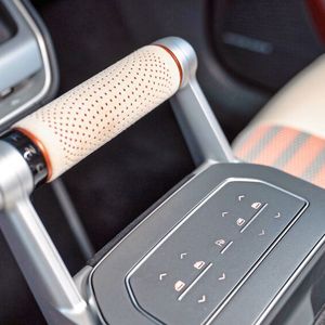 Ein Hingucker im Aiways U6 ist der Schubhebel wie im Flugzeug, der es aus der Studie in die Serie geschafft hat.(Bild:  Aiways)