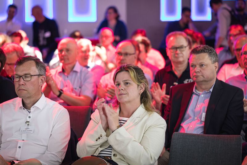 Anwenderkongress Steckverbinder 2023: Tag 1 mit Basisseminaren, Podiumsdiskussion und Posterslam. (Bild: Stefan Bausewein)