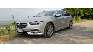 2018 ist es soweit: Mit dem neuen Insignia Sports Tourer will Opel eine echte Alternative zu VW Passat, Ford Mondeo und Skoda Superb schaffen. Dafür haben die Rüsselsheimer nicht nur das Design verändert, sondern auch die Technik verbessert. (Sven Prawitz)