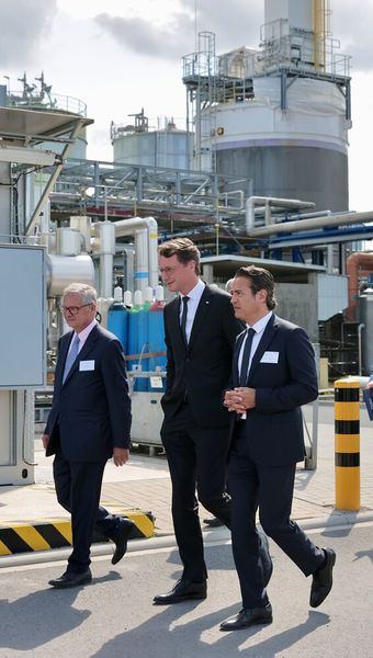 Francois Venet, Mitglied des Vorstands von Air Liquide (links), und Gilles Le Van, Vorsitzender des Aufsichtsrats von Air Liquide Deutschland (rechts), beim Rundgang durch die neue Anlage zusammen mit Hendrik Wüst, Ministerpräsident des Landes Nordrhein-Westfalen, MdL. (Bild: Air Liquide)