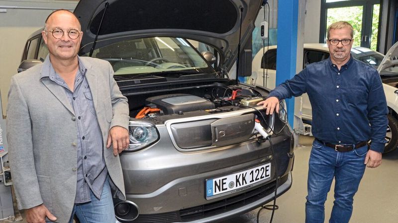 Dem neuen Obermeister Robert Jeromin (links) zur Seite steht als sein Stellvertreter, Ulrich Lindhorst, der ebenfalls neu im Amt ist.  (Kraftfahrzeug-Innung Rhein-Kreis Neuss )