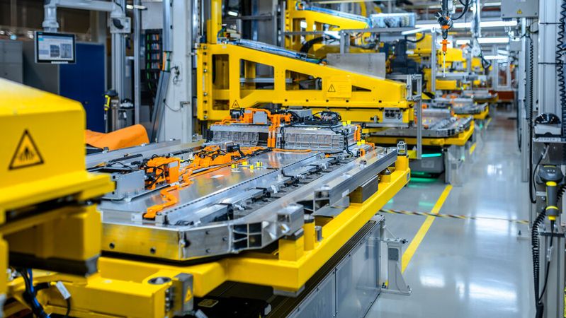 Die Fertigung von Automobilbatterien ist noch eine große Herausforderung für den Standort Europa.(Bild:  Mercedes)