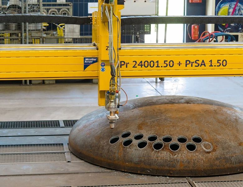 Im hinteren Teil dieser Microstep-Schneidanlage steht ein großzügiger Arbeitsbereich für die Bearbeitung von Klöpperböden von 300 bis 4.000 mm Durchmesser zur Verfügung. Hier kommt unter anderem ein Plasmarotator zum Einsatz, betont Microstep. Auch ein Autogenbrenner für dickere Bleche und senkrechte Löcher, in Krempennähe der Böden, wurde implementiert. (Microstep Europa)