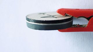 Im FAST/SPS-Sinterverfahren hergestellte Festkörperbatterie (Bild: Jonas Heldt - Fraunhofer IPA)