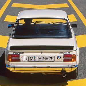 Als Gegenstück zum Frontspoiler fungiert die Kunststoffabreißkante hinten auf dem Kofferraumdeckel aus Kunststoffschaum. Sie gab es auch in Wagenfarbe mit „Turbo“-Aufkleber.(Bild:  BMW)