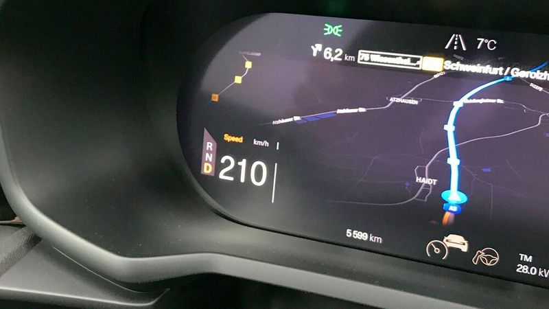 8. Die Fahrleistungen: 4,7 Sekunden braucht die Dual-Motor-Variante von 0 auf 100 km/h – der Wert eines Supersportwagens. Und trotz enger Verwandtschaft zu Volvo lässt Polestar immerhin 210 km/h Topspeed zu, die der Wagen auch blitzschnell erreicht. (Rosenow/»kfz-betrieb«)