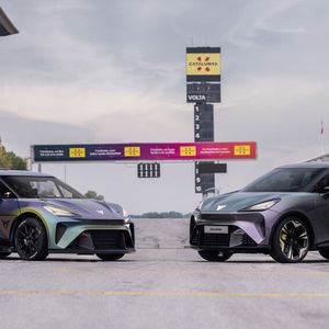 Der Urban Rebel (r.) soll 2025 auf den Mark kommen.(Bild:  Autoren-Union Mobilität/Seat)