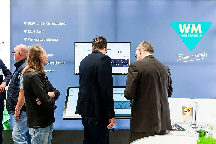 Das Rennen um den größten Bildschirm am Messestand gewann der Teilegroßhändler Wessels & Müller. (Stefan Bausewein)