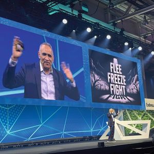 Global Forum 2026 von Endress+Hauser: Auf grosser Bühne gab es inspiriende Vorträge über die verschiedenen Facetten der digitalen Transformation.(Bild:  Anne Richter, VCG)