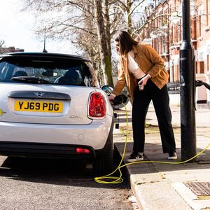 Wer in der Nähe der Laterne einen Parkplatz findet, kann laden. Die Abrechnung erfolgt über den Dienstleister Ubitricity.(Bild:  Siemens)