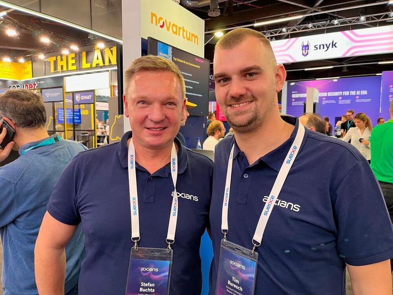 (l.) Stefan Buchta und Tim Buresch (axians) beim Herumschlendern erwischt. (Bild: Vogel IT-Medien)