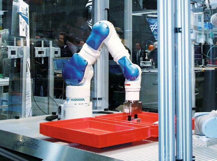 Ein Sieben-Achs-Roboter Motoman SIA10F von Yaskawa verdeutlicht die Möglichkeiten der Open-Source-Software ROS im Robotikbereich. (Bild: Yaskawa)