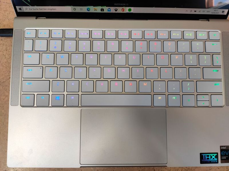 Dass Razer aus dem Gaming-Sektor kommt, zeigt sich in der RGB-Beleuchtung des Keyboards. Über das Razer-Synapse-Tool können auch sehr verspielte Modi mit wechselnden Farben eingestellt werden. (Bild: Vogel IT-Medien)