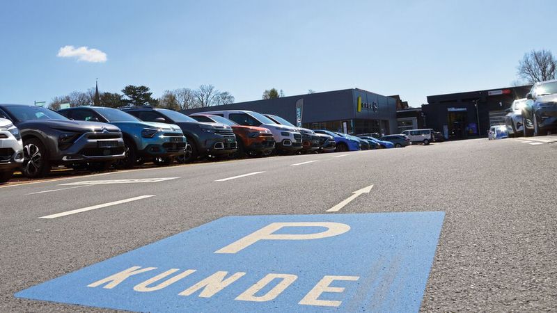 Engagiert sich Ihr Kfz-Betrieb in den kommenden Jahren in neuen Geschäftsfeldern, oder stabilisiert Ihr Unternehmn das automobile Kerngeschäft? Kommen neue Standorte hinzu, oder verringern Sie die Präsenz, konzentrieren Betriebe? Welche Zukunftsstrategien Händler und Werkstätten fahren, möchte »kfz-betrieb« mit einer Umfrage in Zusammenarbeit mit Concertare herausfinden.(Bild:  Achter – VCG)