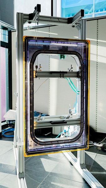 Das Fraunhofer LBF entwickelte und validierte im Projekt TAVieDa experimentell Messtechnik für sensorintegrierte Flugzeugtürdichtungen; die neue Dichtungsgeometrie wurde vom Projektpartner Trelleborg u.a. mit Hilfe von Finite-Elemente-Simulationen entwickelt. Dabei wird das Bauteil virtuell betrachtet – in einer endlichen Anzahl kleiner, einfacher geometrischer Elemente (finite Elemente). (Bild: Fraunhofer IWU)