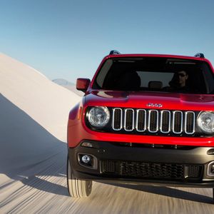 Siebenschlitzige Frontmaske, Rundscheinwerfer und kastiger Aufbau – der neue Renegade transportiert das traditionelle Design in kleinerem Maßstab.(Foto: Jeep)