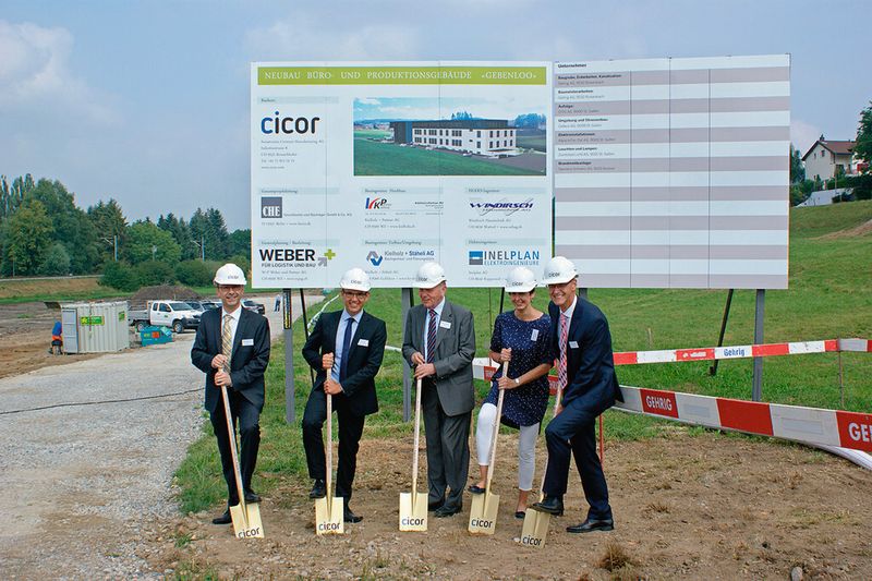 Spatenstich von Dr. Jürg Dübendorfer (CEO, Cicor-Gruppe), Beat Ulrich (Volkswirtschaftsdepartement / Leiter Standortförderung, Kanton St. Gallen), Heinrich J. Essing (Verwaltungsratspräsident, Cicor-Gruppe), Susanne Hartmann (Stadtpräsidentin Wil), Erich Trinkler (Divisionsleiter, Cicor Electronic Solutions). (Bild: Cicor)