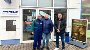 Von links nach rechts: Alexander Mack und Markus Schlischka (Geschäftsführer M+S Reifen- und Autoservice) und Sebastian Achrainer (Bereichsleiter Netzwerk Management Euromaster)

 (Bild: Euromaster)