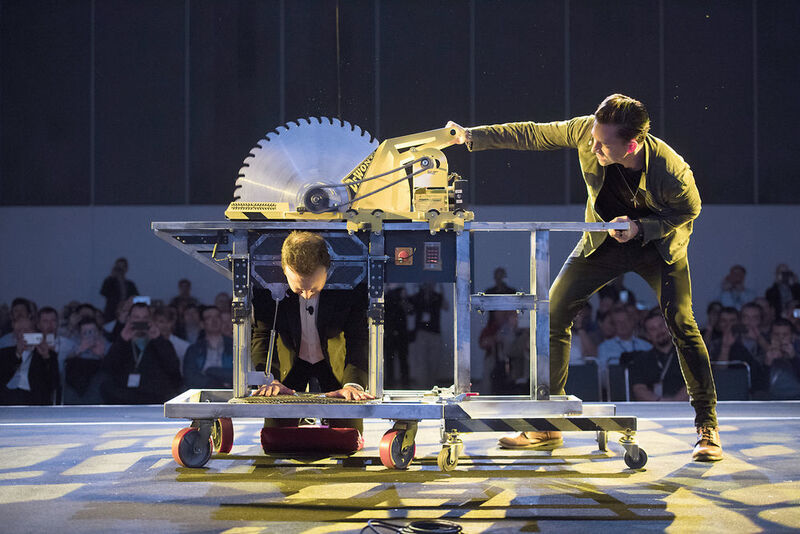 Nach der Begrüßung ist CEO Gian Paolo Bassi mutig: Traut er einer „magischen Säge“, die mit Solidworks konstruiert wurde? (Narrative Images)