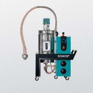 Die kompakten Trockner der mobilen Somos-RDM-Baureihe, die von Protec auf der Fakuma vorgestellt werden, sind mit vollwertiger SPS ausgestattet und für einen Durchsatz von 5 bis 150 kg/h konzipiert. Sie seien – wie hier etwa abgebildet – optional auch mit integrierter Trockenluftförderung direkt auf die Bearbeitungsmaschine erhältlich.