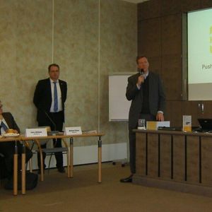 Philip Harting, Vorstand Connectivity & Networks und persönlich haftender Gesellschafter, spricht in seiner Begrüßung über Visionen, Strategien und Ziele der Harting Technologiegruppe. Auf dem Bild zu sehen (v. l. n. r.): Uwe Gräff, GF Entwicklung Harting EL und Harting EC, Lars Kühme, Manager Media and Publications, Michael Klose, Manager Media und Public Relations und Philip Harting.