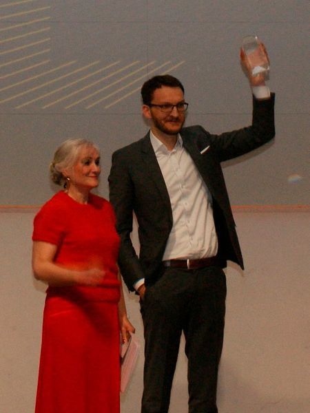 Neben der Frau in Rot: So sehen Sieger aus.  (Tobias Mayer )