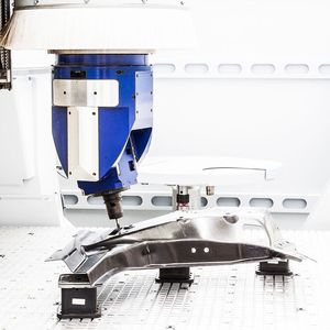 Führt ein Werker der Maschine ein endkonturnah hergestelltes CFK-Bauteil zu, fräst sie es zunächst hochpräzise.