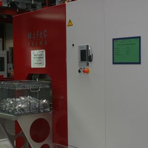 In der neu angeschafften Teilereinigungsanlage Palma, die mit drei Medientanks ausgestattet ist, reinigt Alutec relativ kleine Kühlkörper aus Aluminium.