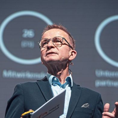 Vieles läuft derzeit in Deuschland nicht rund – nicht zuletzt die Zukunft der Automobilität wirft Fragen auf. Auf dem IfA-Branchengipfel analysierte Stefan Reindl, Direktor des IfA-Instituts, die Frage, wie sich die Potenziale der Branche (wieder) entfalten lassen. Motto: „Enfolding Potentials – Innovating the way we move“. (Bild: Lukas Jank)