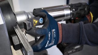 Viele Anwender unterschätzen die Gefahren beim Umgang mit Hochmomentschraubern. Sowohl das Einklemmen oder Quetschen der Finger als auch Verletzungen durch Abrutschen des Werkzeugs sind häufig die Folge. (Bild: Heico-Lock)