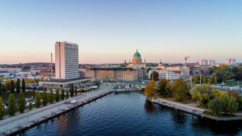 In Potsdam schafft das HPI eine internationale und englischsprachige Austauschplattform für die Gesundheitsbranche. Das Motto der Veranstaltung: „Catalysts of Change: Where Research Meets Policy and Business Leadership“.(Bild: ©  rotschwarzdesign – stock.adobe.com)