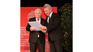 Wirtschaftsminister Prof. Dr. Andreas Pinkwart (r.) überreicht Heinz Dieter Bauer die Ehrung „Unternehmer des Jahres“. (Markus Gehring/Münsterland Zeitung)