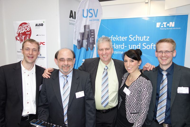 (v. l.) Benedikt Erdmann, ALSO, mit dem Eaton-Power-Team Jürgen Plenske, Marcus Lenz, Lisa Schwegele und Marco Rinke (Bild: IT-BUSINESS)