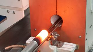 Mit Hilfe der neuen Induktionsanlage können Halbzeuge aus unterschiedlichen Werkstoffen inhomogen erwärmt und hybride Umformverfahren effizienter durchgeführt werden. (IPH)