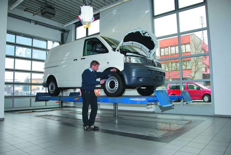 Bisher hatte Serviceberater Stefan Staab ausschließlich Mercedes und VW auf der Bühne. Dank der Transporter-Station folgen jetzt weitere Marken.  (Foto: Dominsky)