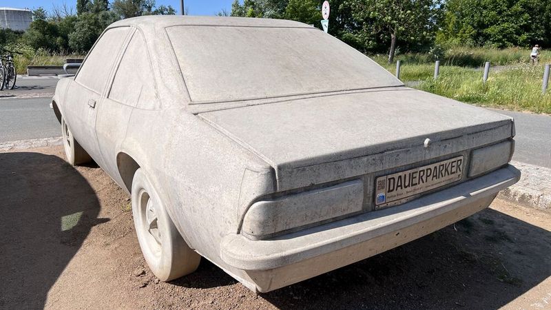 Rüsselsheimer Denkmal für ein Volks-Coupé: Der Opel Manta trat gegen Ford Capri und VW Scirocco an. Als im August 1988 der letzte Manta B vom Band lief, war seine Technik mit der aus dem Kadett B von 1967 stammenden Starrachse (Zentralgelenkachse) und den seit 1965 produzierten CIH-Motoren überholt, obwohl er in den letzten Baujahren schon mit ungeregeltem Katalysator und Fünfgang-Getriebe ausgerüstet wurde. Für Opel war der Manta ein Erfolg: Von beiden Modellreihen wurden zusammen 1.056.436 Wagen gebaut.   (Bild: autodrom)