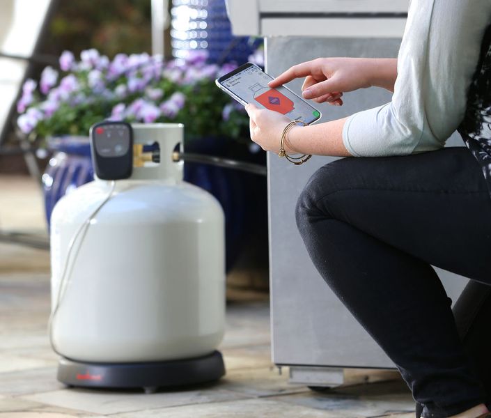 Wenn man sich beim Einkauf für die nächste Grillparty nicht mehr sicher ist, ob noch genug Gas im Grill ist, hat man hier die perfekte Lösung gefunden: GasWatch. Viel mehr kann das smarte Gerät aber nicht. (gaswatch)