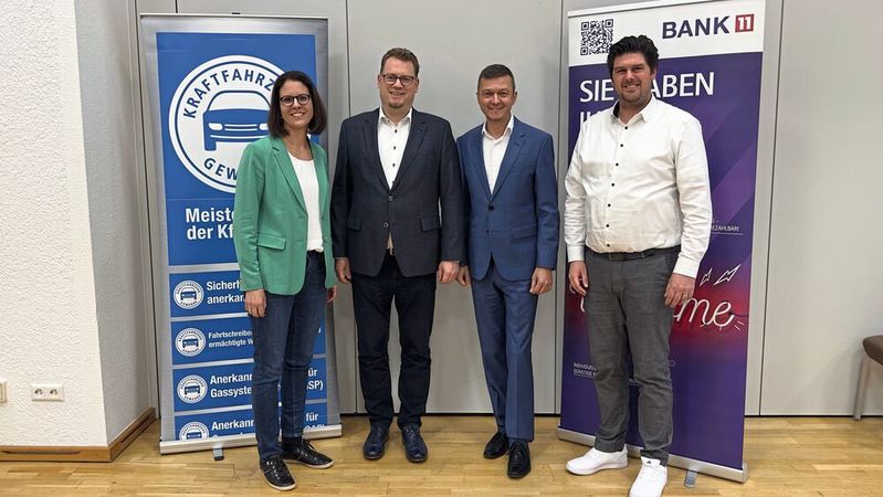 Zogen eine positive Bilanz der Zusammenarbeit zwischen Landesverband und Bank 11: (v. l.) Julia Cabanis und Carsten Beuß (Verband des Kraftfahrzeuggewerbes Baden-Württemberg) sowie Benjamin Klatt und Mario Coulen (Bank 11).(Bild:  Bank 11)